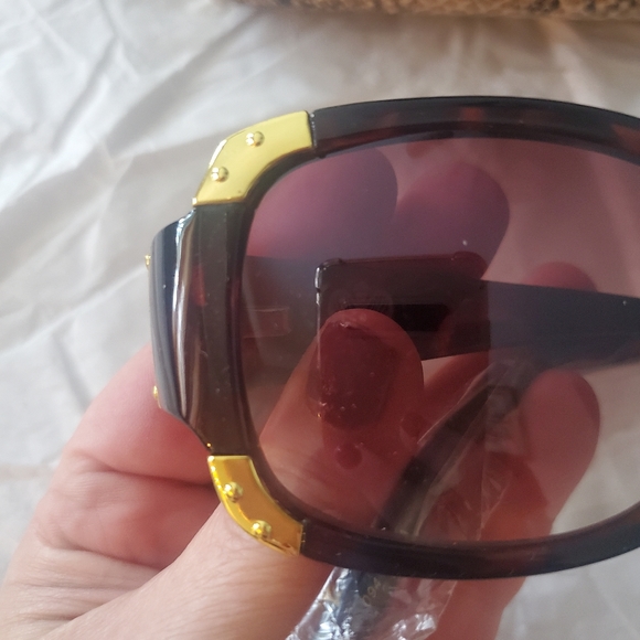 Curations Sunglasses with Case - Picture 2 of 7